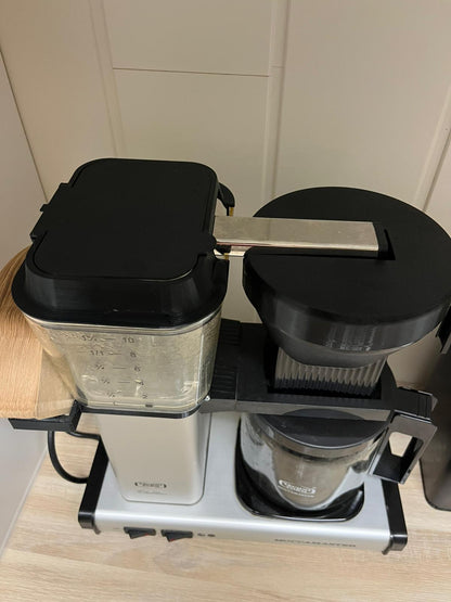 Vesisäiliön avautuva kansi + suodatinsuppilonkansi + suodatinpussiteline